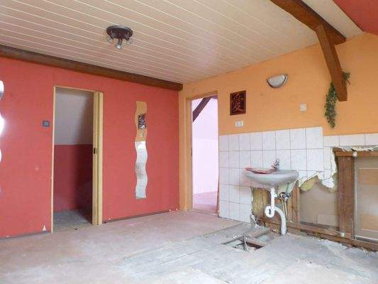 Raum vorbereitet zum Bad im DG