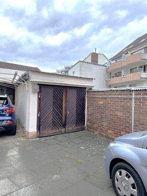 Hinterhaus: Stellplätze und Garage