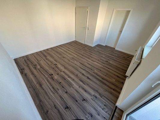 Leeres Zimmer mit Holzfussboden