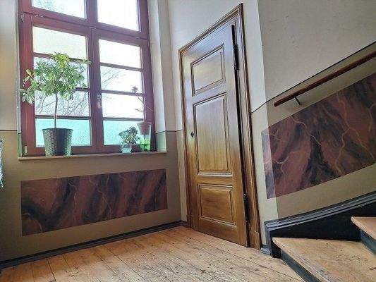 Blick auf die Abstellkammer halbe Treppe