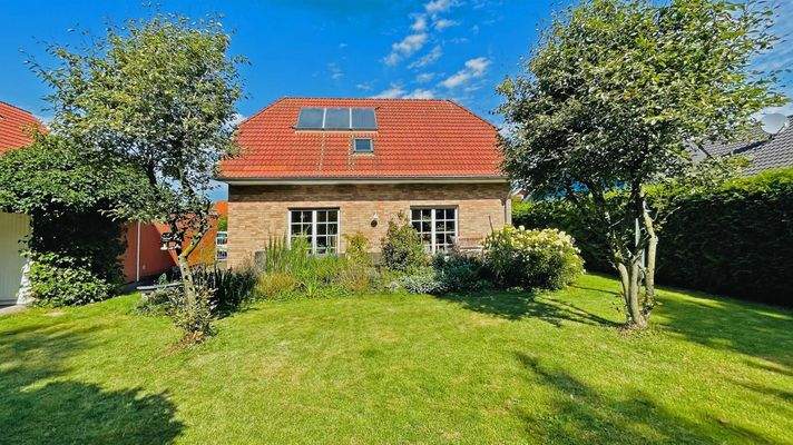 Gartenblick auf Wohnhaus