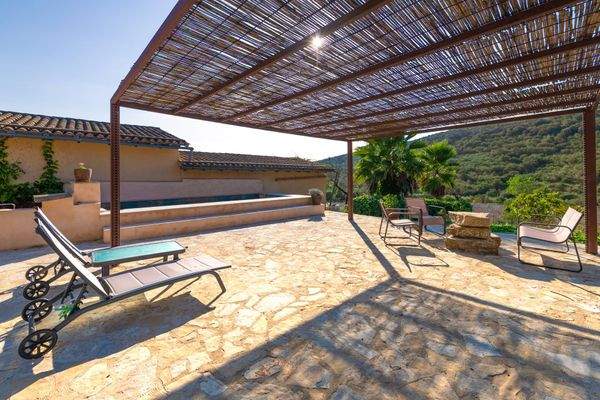 Pergola-Terrasse im mediterranen Garten der Finca