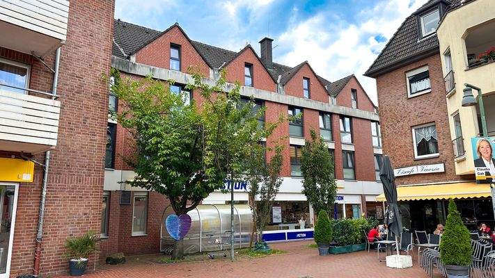 Blick von der Fußgängerzone auf das Gebäude