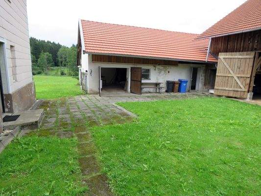 Blick vom Hofraum auf den Stall 