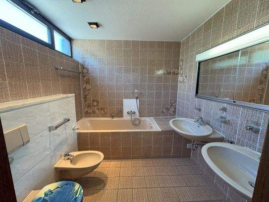 Bad mit Badewanne &amp; Bidet