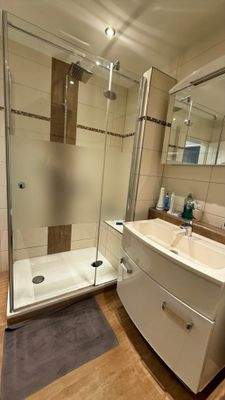 Bad mit Dusche und WM-Anschluss