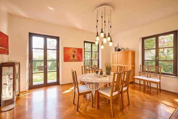 Esszimmer mit Zugang in den Garten