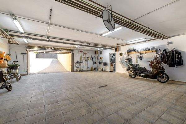 Garage der Villa