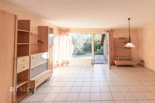 Wohnzimmer mit Gartenausgang