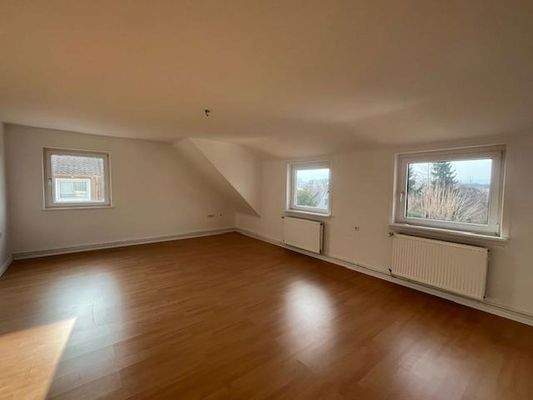 Wohnzimmer mit Fensterfronten