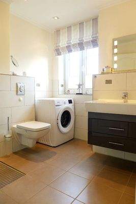 Dusch/Bad im EG mit Waschtrockner