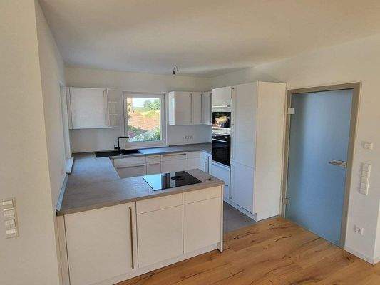 hochwertige Einbauküche mit Markengeräten.jpg