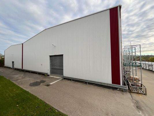 Halle hinten, mit Zufahrt