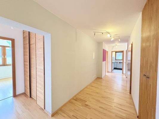 Flur mit Einbauschränken