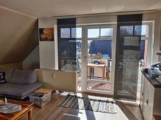 Wohnzimmer Blick zum Balkon