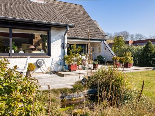 Garten mit 2 Terrassen