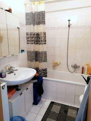 gefliestes Bad mit Wanne, Waschmaschinenanschluss