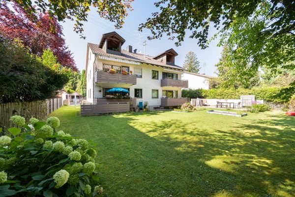 Mehrfamilienhaus mit Balkone und Gauben