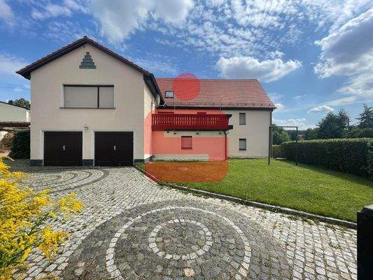 Außenansicht mit Zufahrt