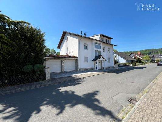 Vorderansicht mit Garagen