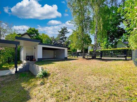 Straßenansicht, Garage und Haus