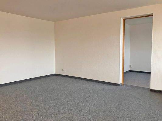 Wohnraum mit Blick zum Schlafraum