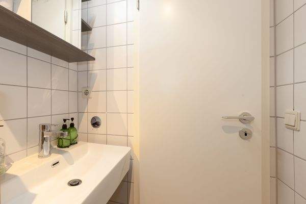 Das Badezimmer mit Dusche