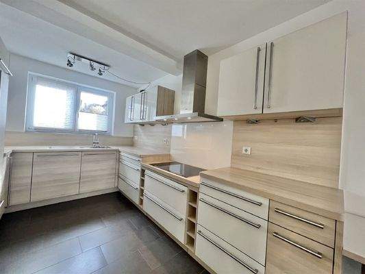 Helle, offene Einbauküche im EG