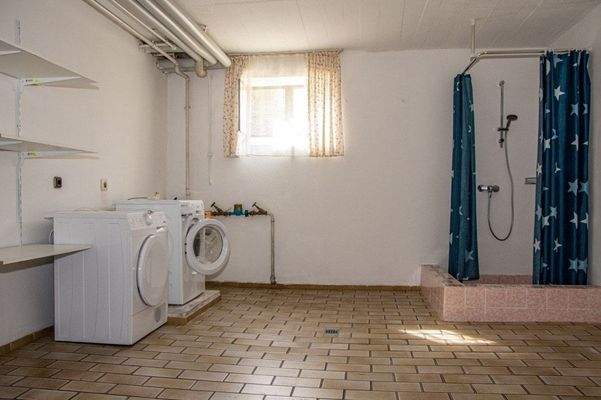 Hauswirtschaftsraum mit Dusche