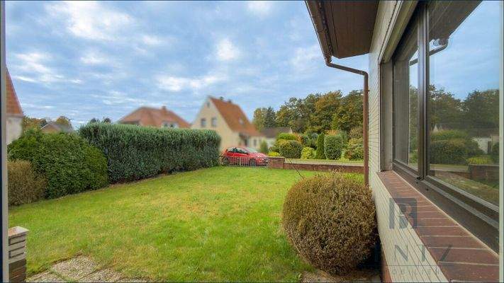 Blick vom Wohnzimmer in den Garten 