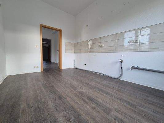 Großzügige Küche mit Fenster