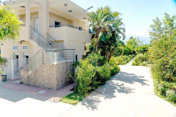 Kreta, Episkopi: Haus mit 2 Wohnungen, Bio-Obstplantage und Bergblick zu verkaufen