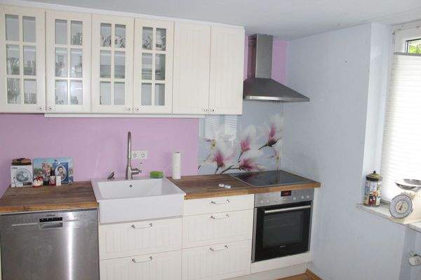 ... eines davon mit EBK ausgestattet