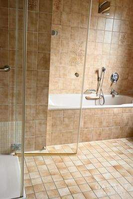 Badewanne und Dusche