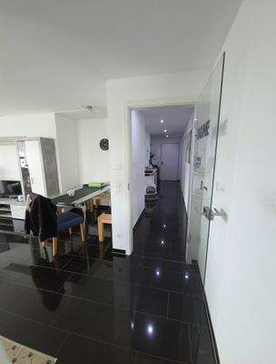 Küche mit Blick in Richtung Wohn und Essraum, Diele und Schlafbereich