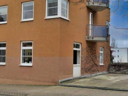 Frühere Außentür und Stellplätze