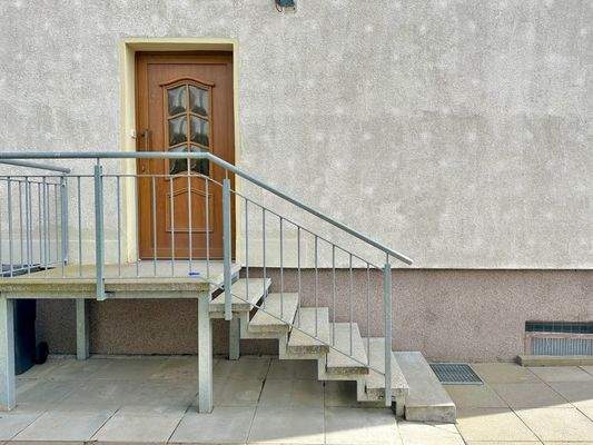 Zugang zum Haus am seitlichen Giebel