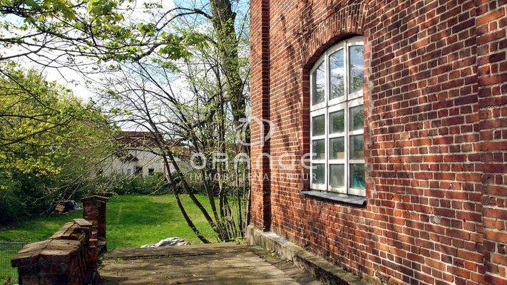 Turmzimmer  |  Terrasse und Treppe in den Park