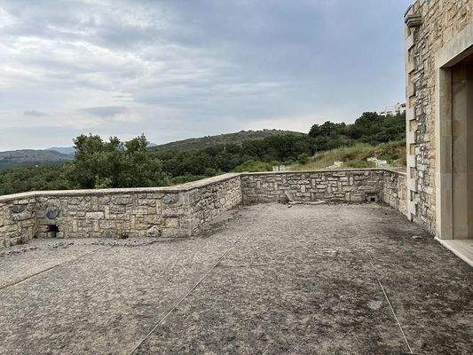 Kreta, Armeni Rethymno: 4 Rohbau-Steinvillen auf großem Grundstück zu verkaufen