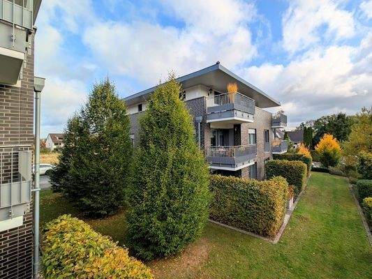 Jedes Haus umfasst vier identische Wohnungen und ein Penthouse.