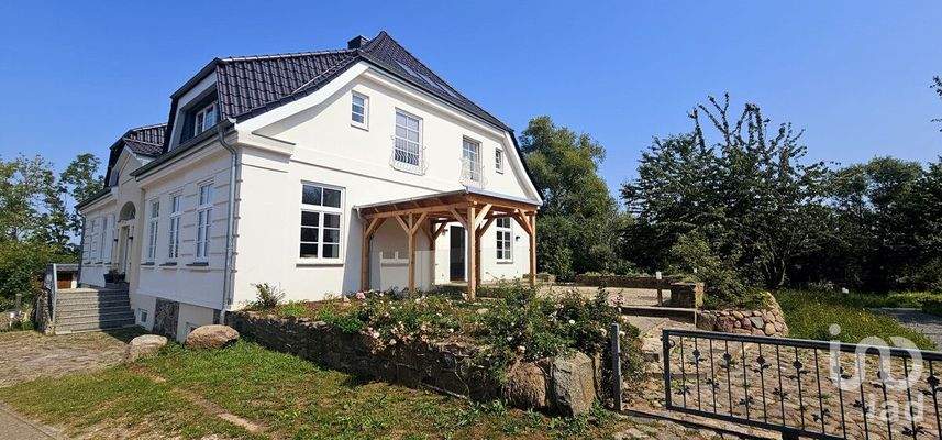 63 Hausansicht mit Terrasse