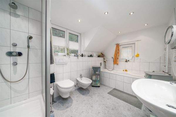 Geräumiges Badezimmer mit Dusche und Badewanne