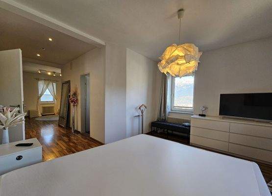 Schlafbereich nord mit Blick zu Schrankraum