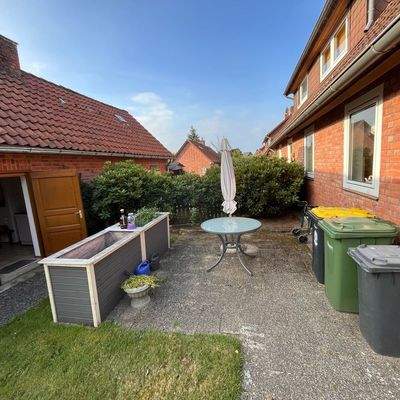 Terrassenbereich zwischen Wohnhaus und Nebengebäude