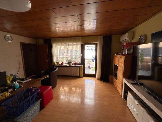 Wohnzimmer mit Zugang zum Balkon