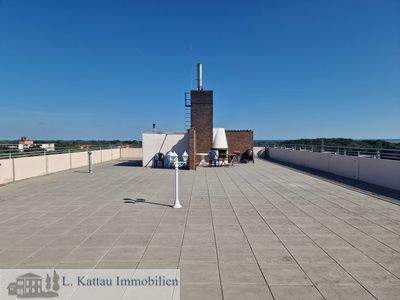große Dachterrasse mit einer Grillecke