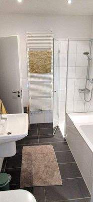 Bad mit Dusche+Wanne