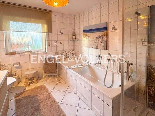 Bad mit Dusche und Wanne
