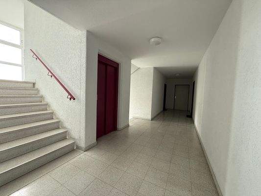 Treppenhaus inkl. Aufzug 