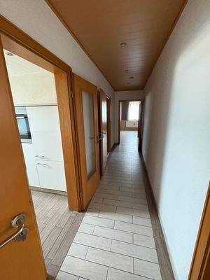 Flur mit Türen und Fenster